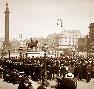 Wellington's Column and Statue of Queen Victoria, Liverpool