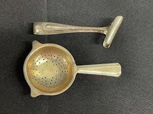 Asparagus Collection: White Star Line, asparagus tongs and tea strainer