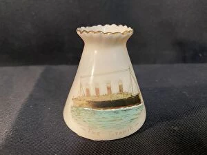 Images Dated 17th February 2021: White Star Line, RMS Titanic - commemorative vase