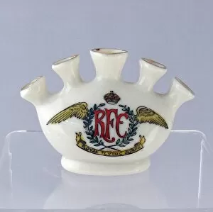 Images Dated 3rd February 2012: Willow china posy vase - crest of Royal Flying Corps