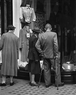 Images Dated 27th April 2021: Window shopping, London