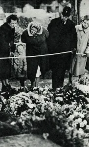 Martins Prints: Winston Churchill's funeral, mourners reading messages left