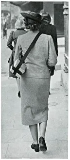Images Dated 16th July 2019: Woman carrying gas mask correctly, September 1939