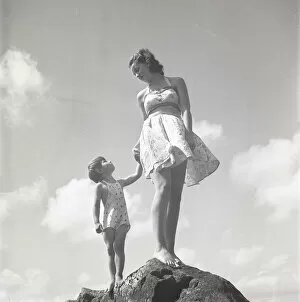 Images Dated 2nd September 2016: Woman and child on a rock