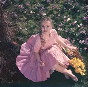 Woman with Daffodils 2 / 2