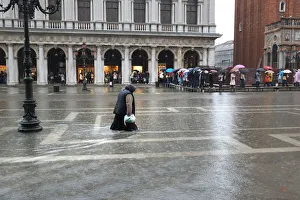 Woman gives up trying to keep dry - floods, Venice Woman gives up trying to keep dry - floods, Venice
