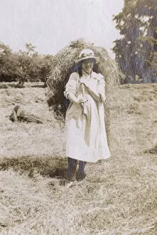 Images Dated 10th February 2017: Woman helping with the harvest, WW1