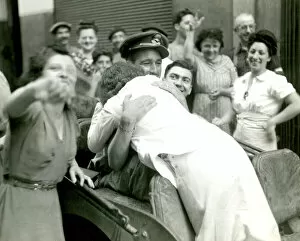 Pearce Gallery: Woman hugs Daily Herald war correspondent, WW2