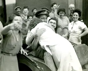 Correspondent Prints: Woman hugs Daily Herald war correspondent, WW2