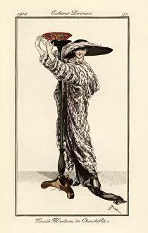 Images Dated 12th April 2019: Woman in long coat of chincilla fur with lampstand