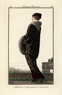 Images Dated 9th April 2019: Woman in long coat of grey fox fur