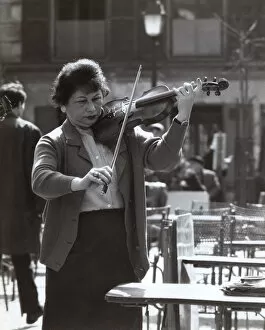 Woman playing violin in the Place du Tertre, Paris