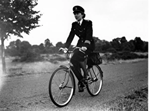 Policewomen Gallery: Woman police officer on bicycle, Met Police
