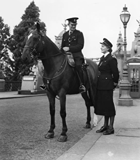 Armbands Gallery: Woman police officer standing by mounted policeman, London