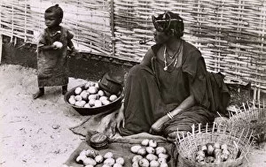Senegalese Gallery: Woman selling Mangoes on the street - Dakar, Senegal