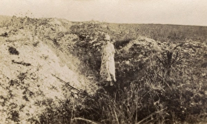 Images Dated 17th February 2017: Woman visiting the Western Front after the First World War