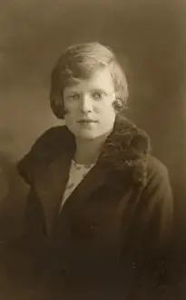 Woman wearing coat with fur-trimmed collar