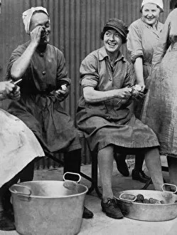 Images Dated 14th March 2012: Women at Army Cookery School, 1939