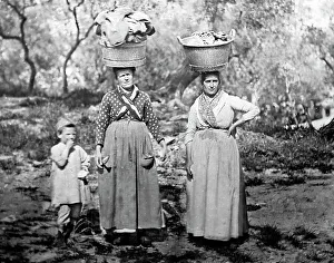 Carriers Prints: Women carriers, Sanremo, Italy, Victorian period