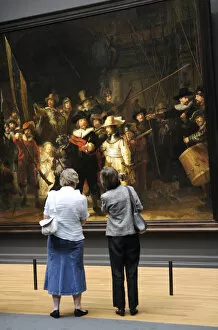 Images Dated 12th September 2013: Women looking The Night Watch, painting by Rembrandt (1606-1