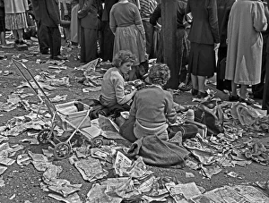 Images Dated 27th April 2021: Women picnic on route of royal wedding