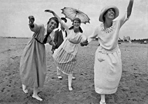 Silly Gallery: Three women posing on a beach