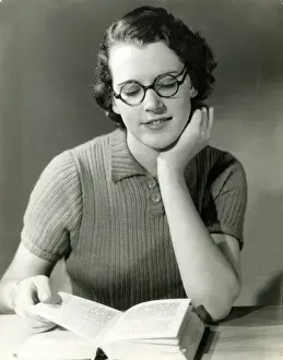 Rests Prints: Women Reads Book