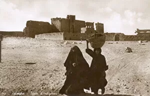 Images Dated 8th May 2017: Women in front of the site of Palmyra, Syria