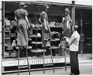 S Pilling Prints: Women Window Cleaners