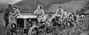 Images Dated 15th March 2012: Womens Land Army in action, 1939