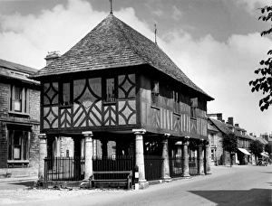 Images Dated 11th November 2011: Wootton Bassett Cross