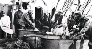 Images Dated 16th November 2011: Wounded Romanian soldiers taking a bath, WW1