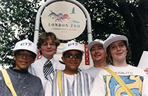 Images Dated 4th February 2011: WPC with children at London Zoo conservation event
