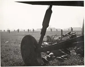 Disembarking Prints: WW II - Britiash airborne troops east of River Rhine, Germa