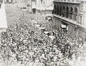 Mansion Prints: WW II crowds outside The Mansion House, London