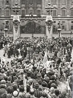 WW II - VJ Day - victory over Japan. Crowd Buckingham Palac