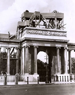 Images Dated 2nd November 2018: WW1 - Hyde Park Corner - converted to mount searchlights