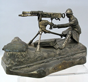 Images Dated 28th January 2012: WW1 inkwell, French soldier with Hotchkiss machine gun