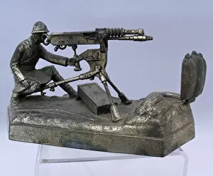 Images Dated 28th January 2012: WW1 inkwell, French soldier with Hotchkiss machine gun