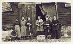 Forks Gallery: WW1 - Land Army Girls proudly display their crop of potatoes