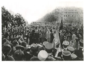 WW2 - After announcing the Victory, General de Gaulle is acclaimed by the crowd