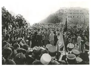 Victoire Prints: WW2 - After announcing the Victory, General de Gaulle is acclaimed by the crowd