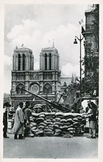 Sandbags Prints: WW2 -DCA American Anti-Aircraft gun - Cathedral Notre Dame