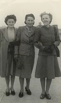 Images Dated 1st August 2017: WW2 era - Home front, Three women on holiday - Isle of Wight