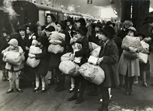 Images Dated 3rd October 2016: WW2 Evacuation of Barnardos Children