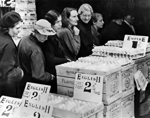 Trays Prints: WW2 - Home front - British housewives queue to buy eggs