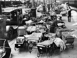 Evacuation Prints: WW2 - Prams with possessions return with Evacuees going home