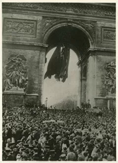 Images Dated 2nd March 2021: WW2 - Victory Celebrations in Paris, France - at the Arc de Triomphe