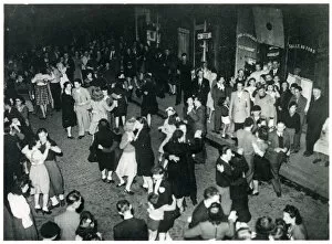 Images Dated 2nd March 2021: WW2 - Victory Celebrations in Paris, France - Parisians dancing in the street