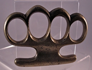 Firearms Collection: WWI brass knuckleduster of Sergeant Duffen